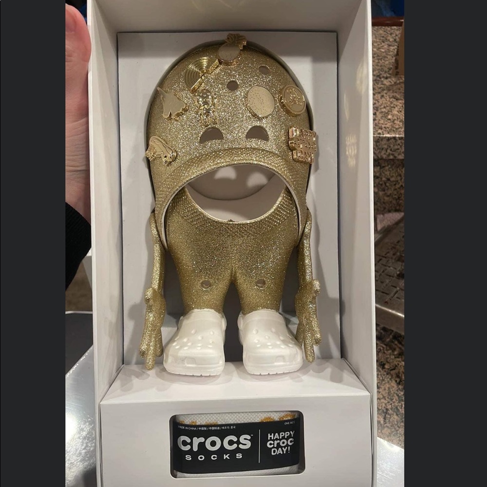 RARE FRIENDS & FAMILY CROC DAY FIGURE